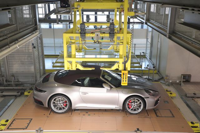 Porsche 992 Carrera 4S Cabriolet, 7-Gang